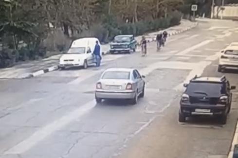 Колонна невидимых велосипедисток устроила ДТП в Крыму: видео